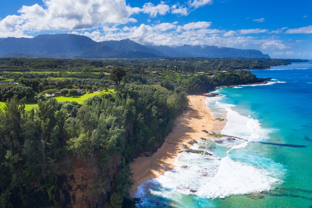 La playa secreta, también conocida como playa de Kauapea, es un sendero impresionante que solo es una playa accesible en la isla de Kauai en Hawai.