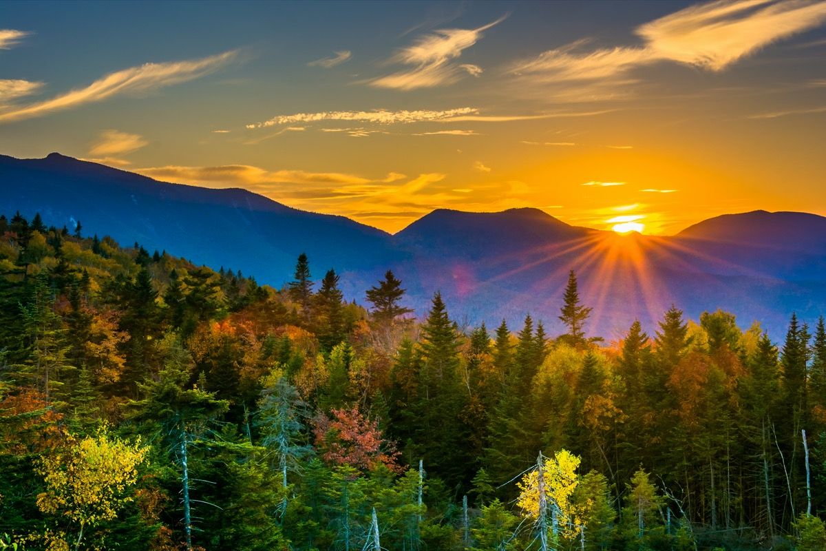 puesta de sol sobre los picos de una montaña en otoño