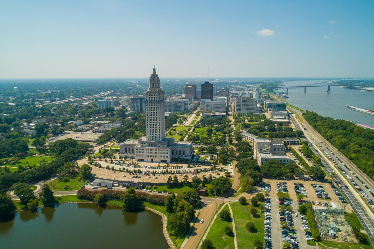 Una foto aérea del centro de Baton Rouge, Louisiana, con el río Mississippi a la vista