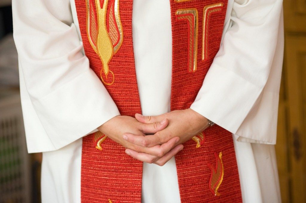 gevouwen handen van een vrouwelijke priester, prestaties vrouwen