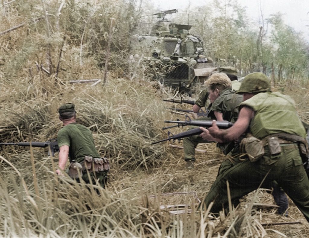 солдат с ружьями My Lai Massacre, что скрывает правительство