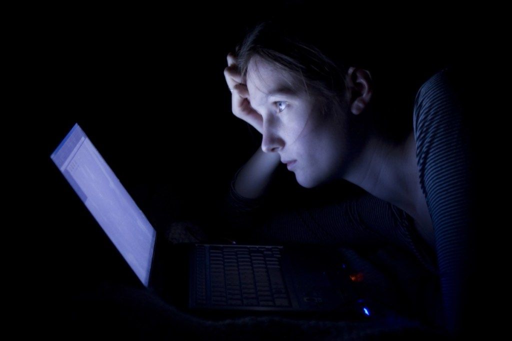 Cô gái ngồi trên máy tính một mình vào ban đêm {Scary Urban Legends}
