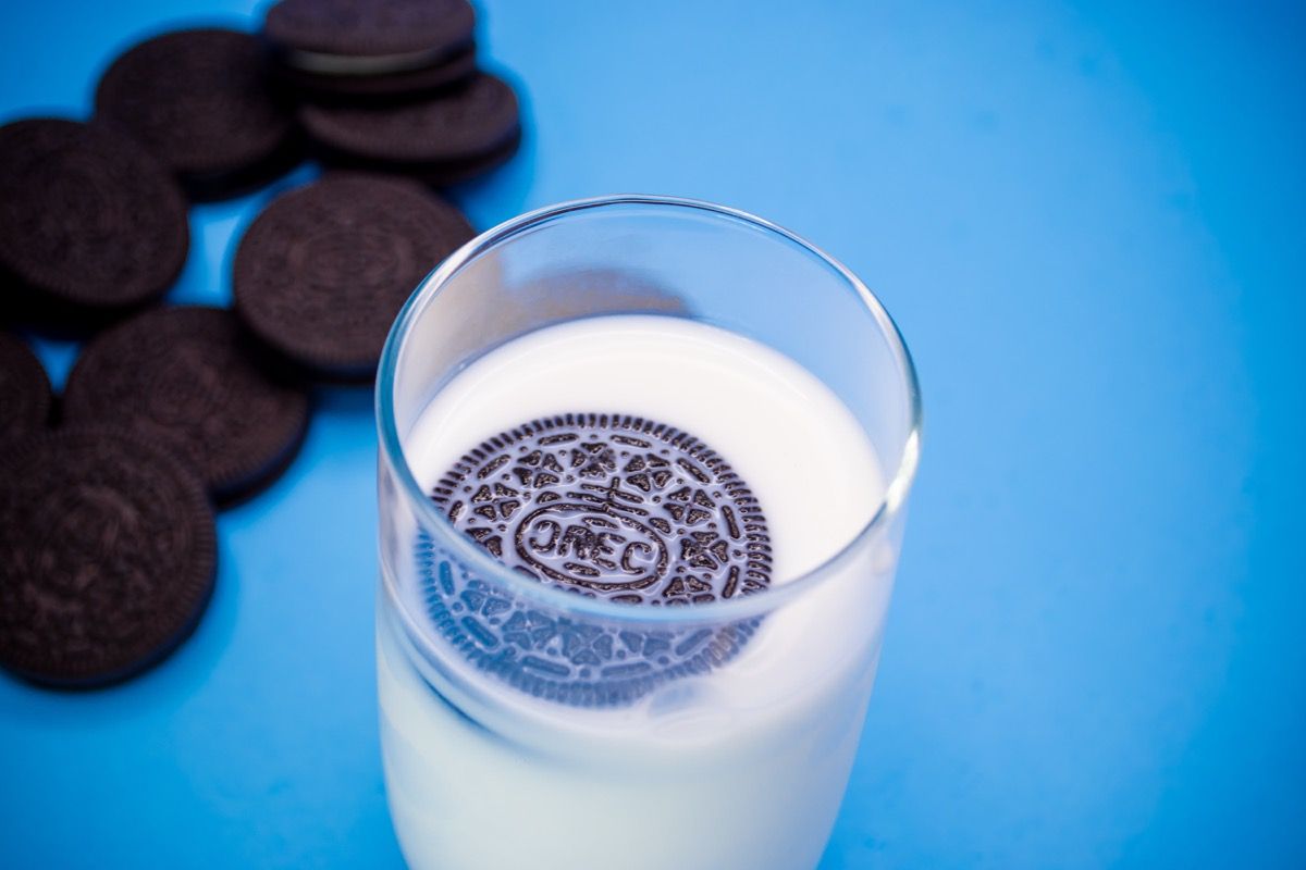 คุกกี้ช็อกโกแลตตราโอรีโอแสดงด้วยนมหนึ่งแก้วซึ่งเป็นข้อเท็จจริงที่ชาญฉลาดกว่า