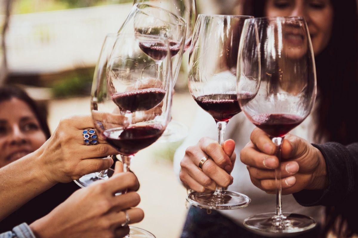 sõbrad röstivad klaase punast veini