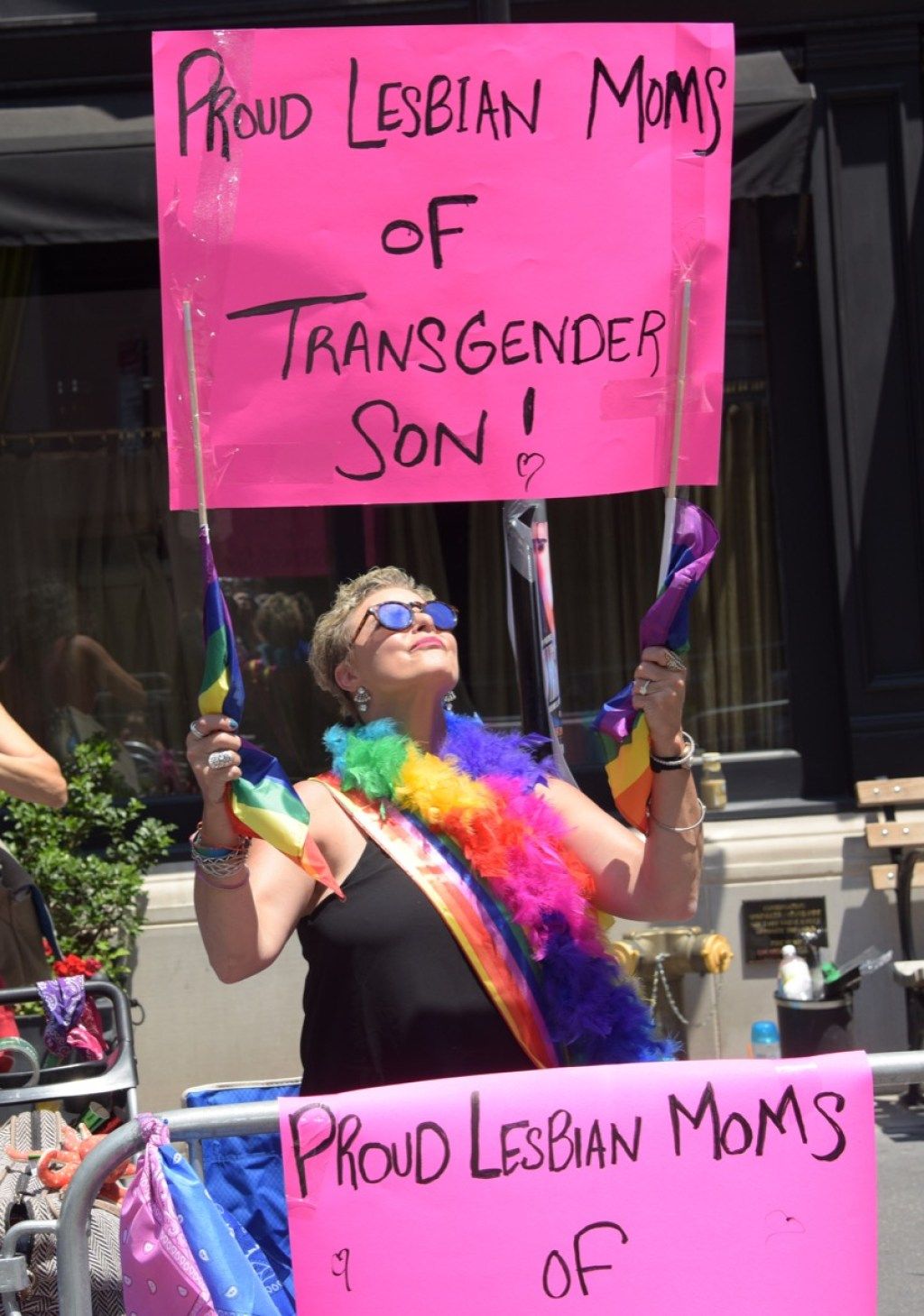 transznemű gyerekek büszke leszbikus anyukái New York-i büszkeség felvonuláson készült fotók büszkeségi ünnepségekről