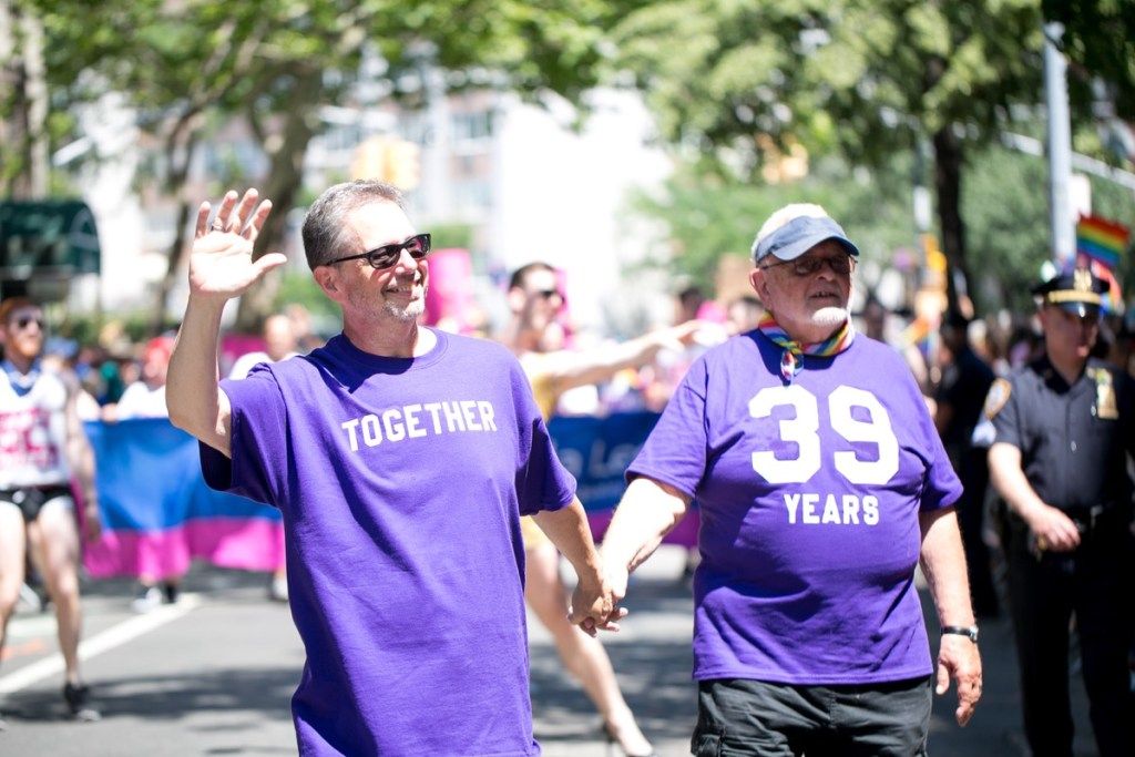 couple gay à new york city pride photos des célébrations de la fierté
