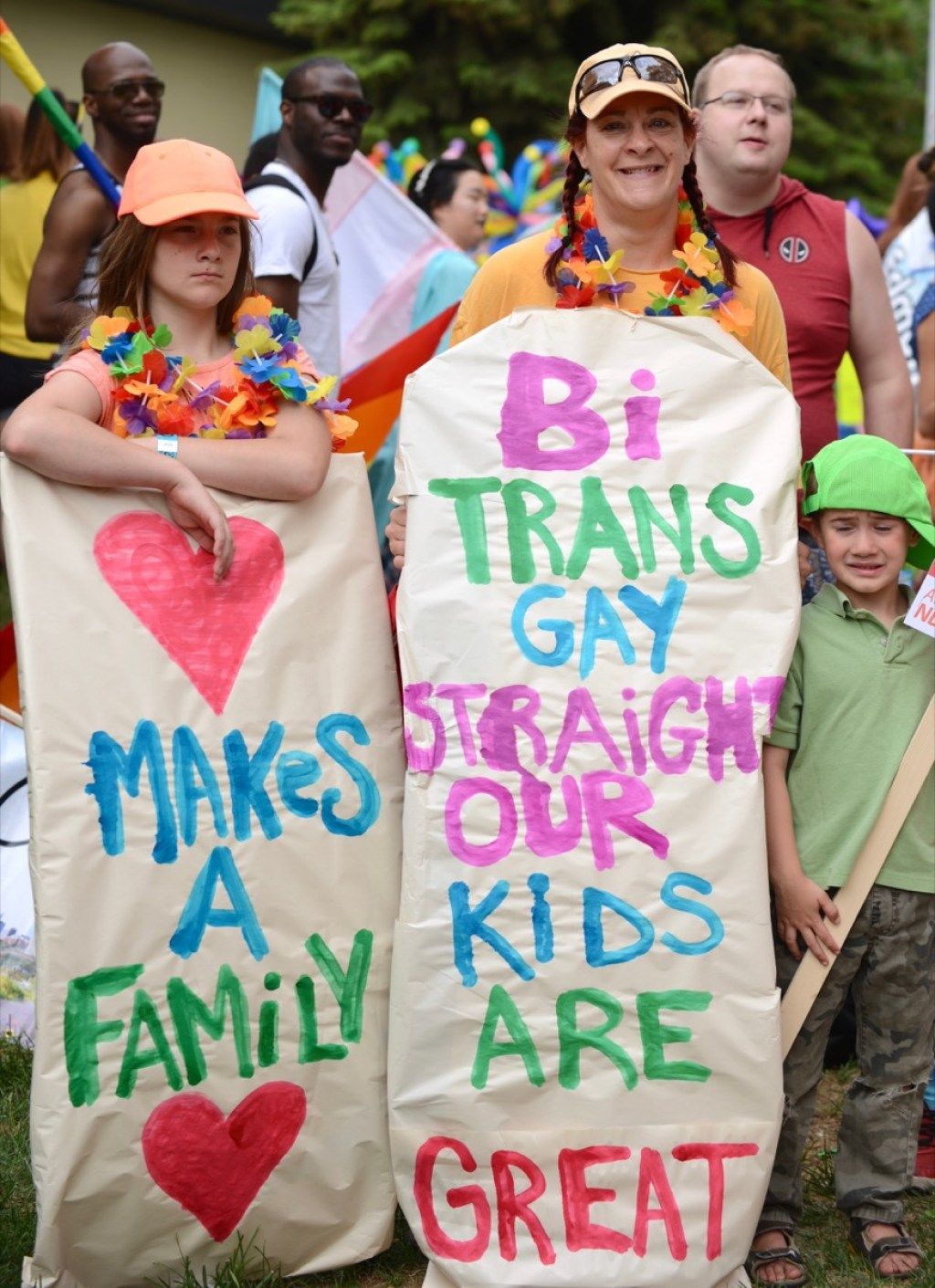 家族は、プライドのお祝いからのカナダの写真でエドモントンプライドパレードでLGBTの権利をサポートしています