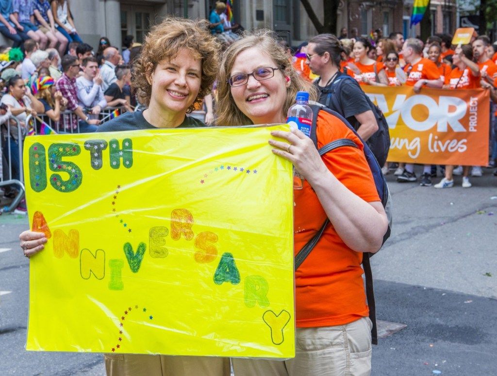 pasangan lesbian menyambut ulang tahun di perarakan kebanggaan new york city dari perayaan kebanggaan