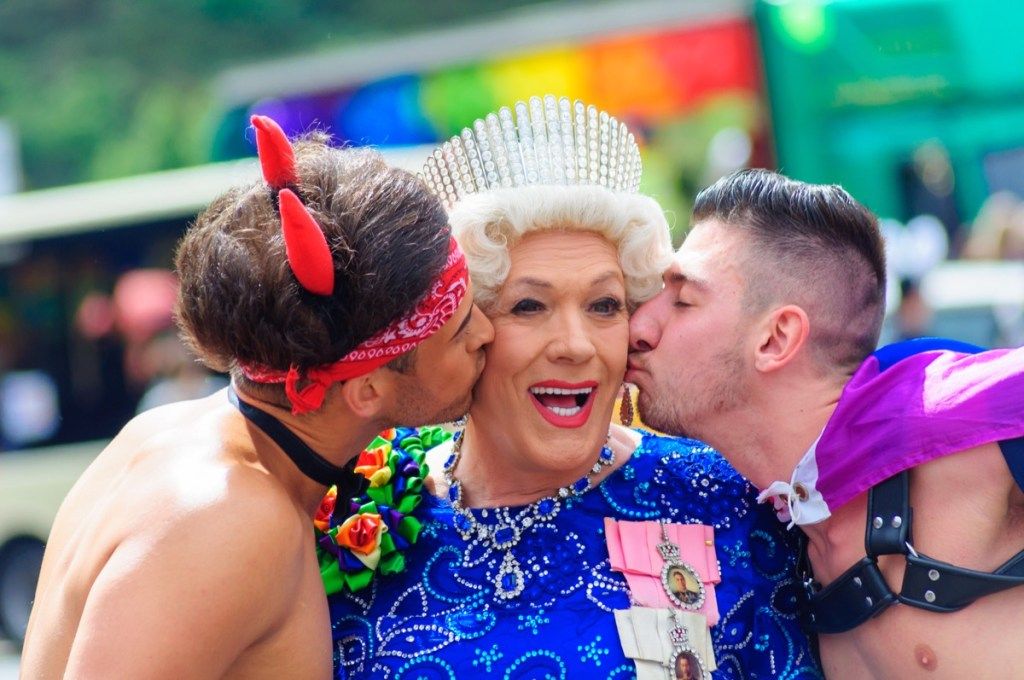 Deelnemers omhelzen elkaar tijdens de Pride Parade in Edinburgh in Schotland, foto