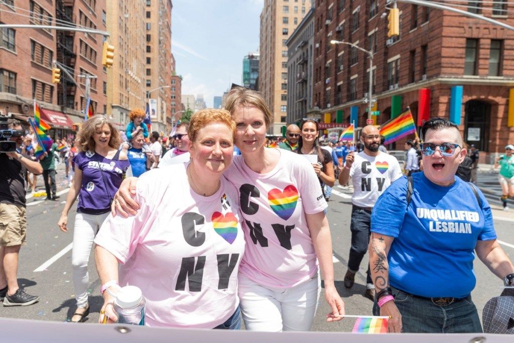 Синтия Никсън и съпругата му Кристин Маринони на парада на гордостта в Ню Йорк