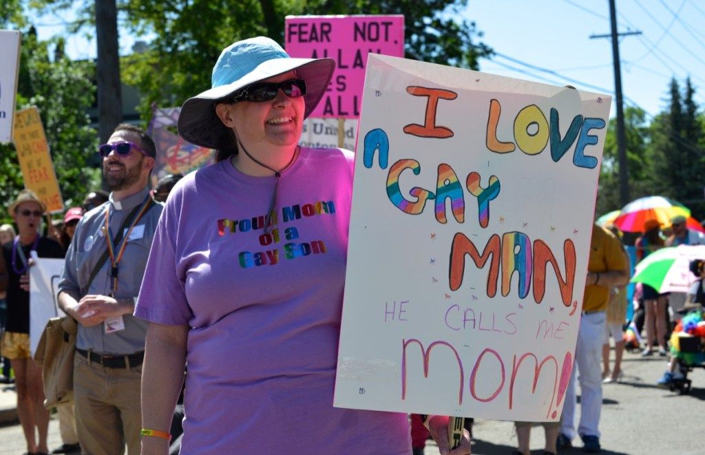 mãe mostra apoio ao filho gay nas fotos da parada do orgulho de edmonton em comemorações do orgulho
