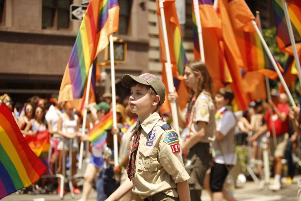 Бой скаути марш в Ню Йорк Сити парад снимки от тържества на гордостта