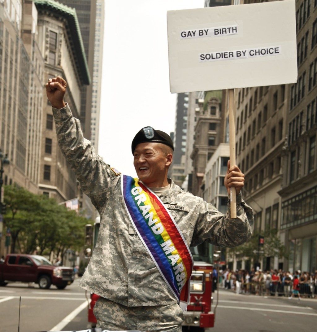 poručík dan choi na new york city pride parade fotky z oslav hrdosti