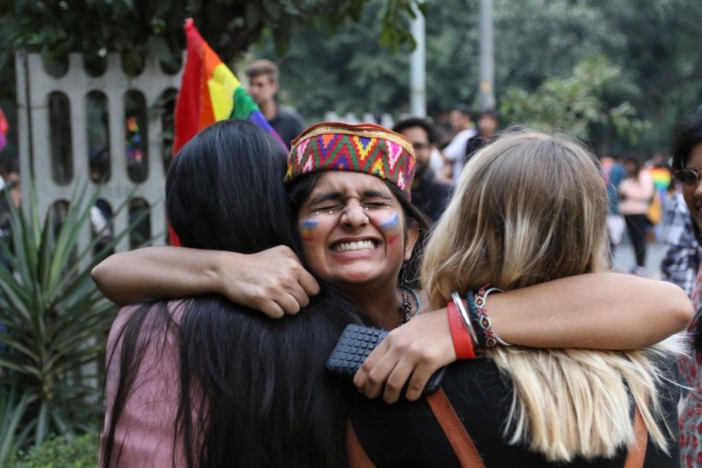 ludzie przytulający się na paradzie dumy queer w delhi w indiach, zdjęcia z uroczystości dumy
