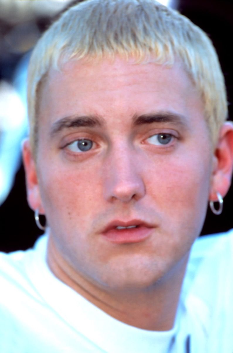 Eminem i vit t-shirt vid 1999 Source Awards