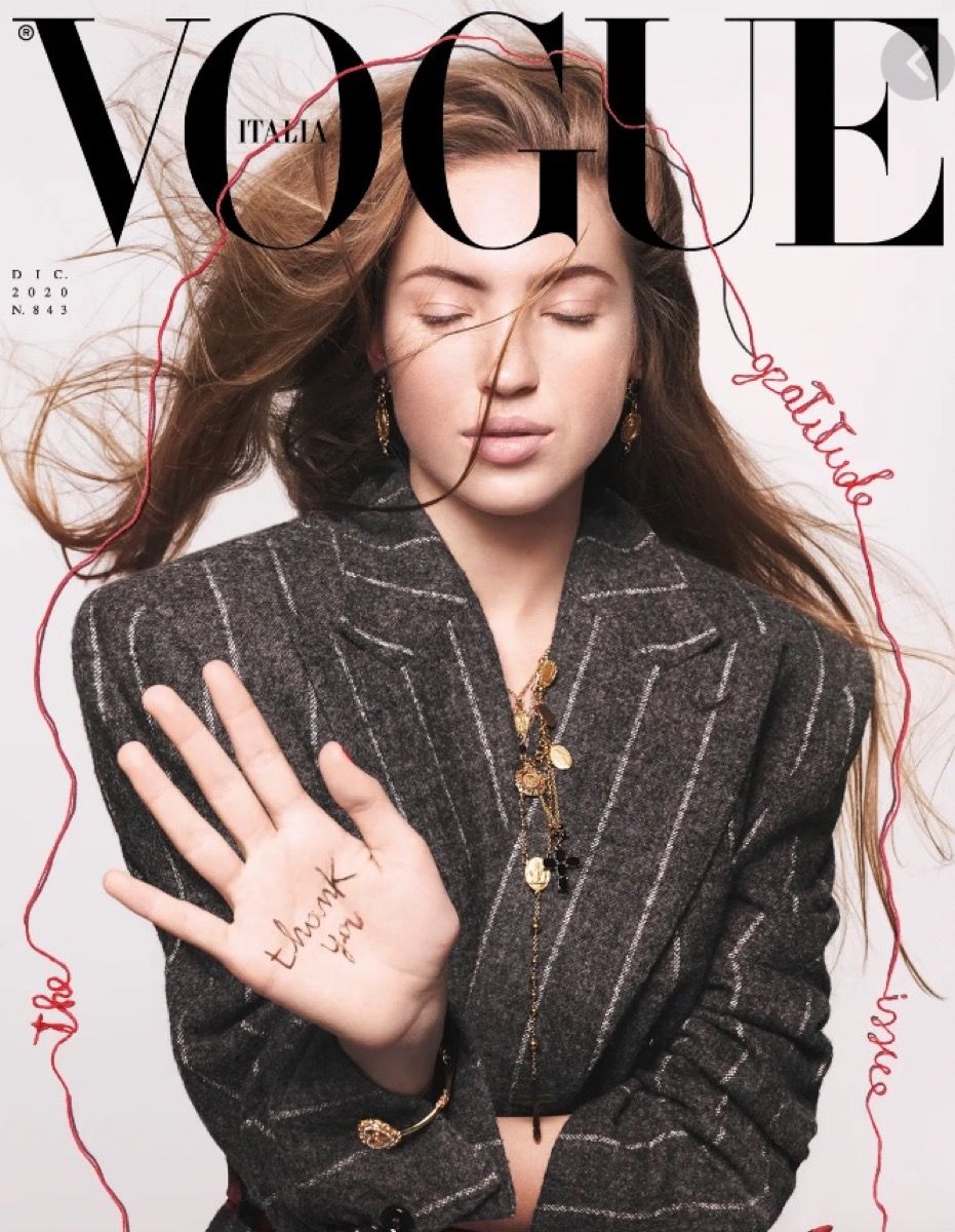 Vogue italya kapağında ince çizgili blazer lila yosunu