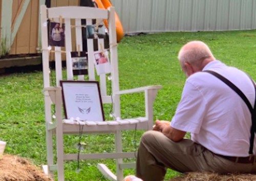 foto viral de Billy Gray sentado en homenaje a su difunta esposa en la boda