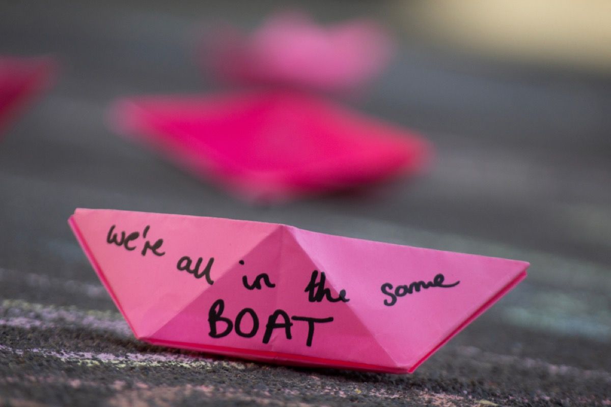 ロンドンのオックスフォードサーカスでのプラスチック禁止の抗議は、読む小さなピンクのボートを示しています