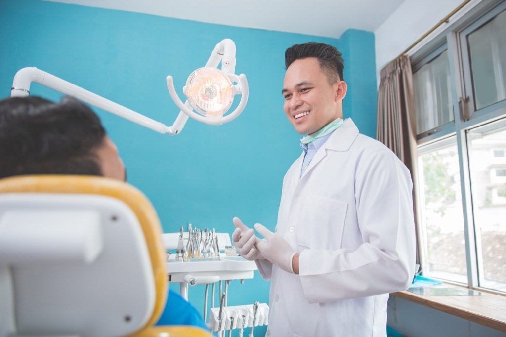 Zubař pacient vtipkuje děti