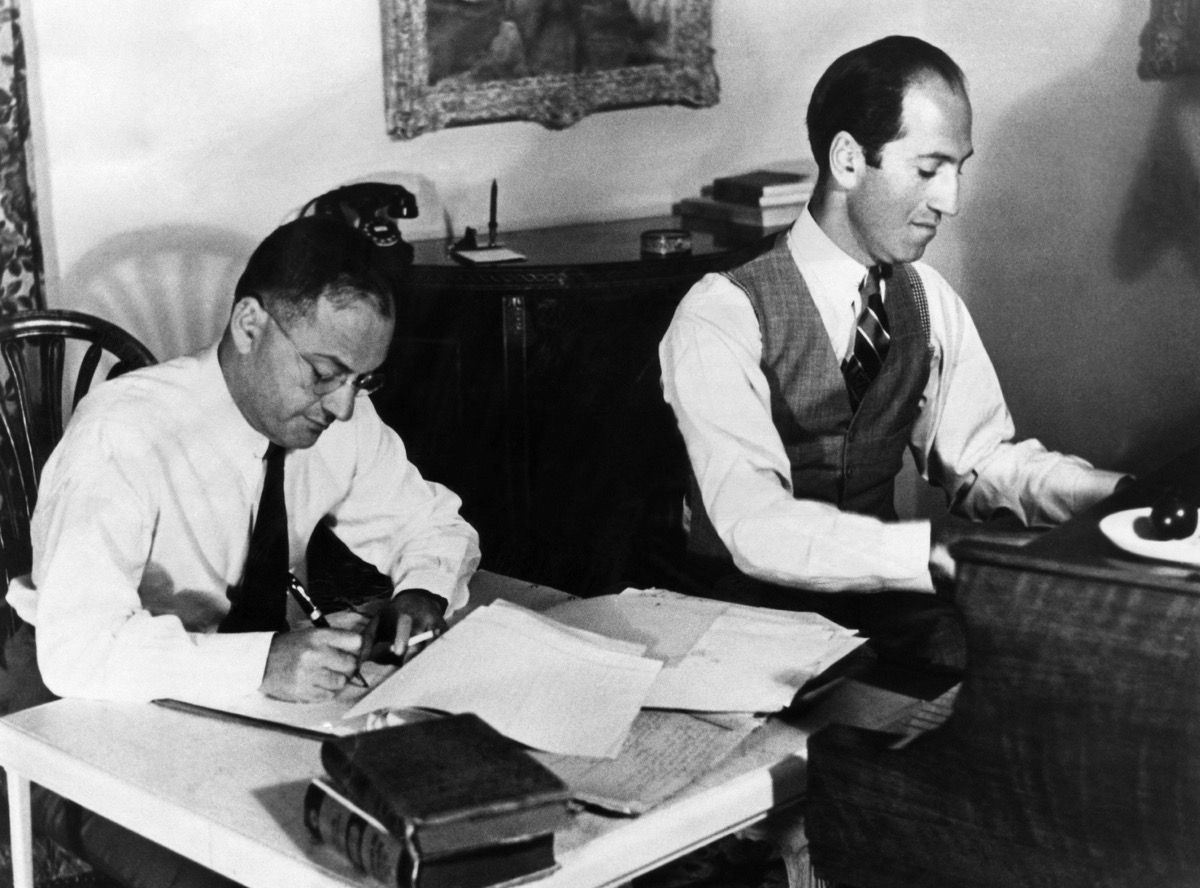 Ira und George Gershwin bei der Arbeit in den 1930er Jahren, einige der berühmtesten Geschwister aller Zeiten