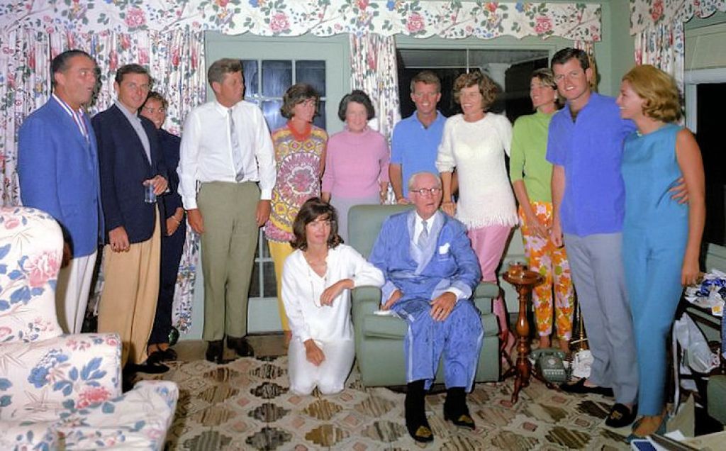 Susivieniję Kennedy šeimos broliai ir seserys