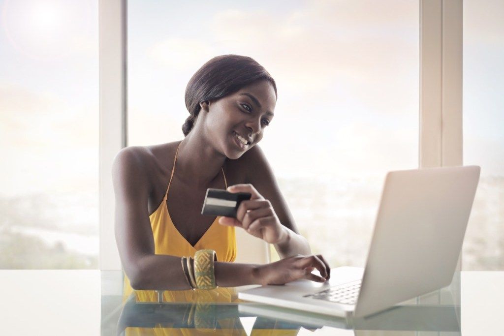 Femme effectuant un paiement en ligne par carte de crédit, atteindre un représentant du service client