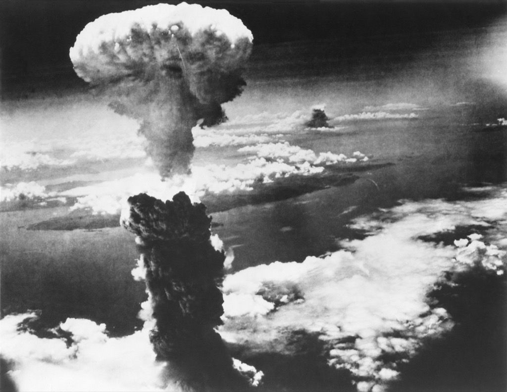 Grzybowa chmura bomby eksplodująca nad Nagasaki