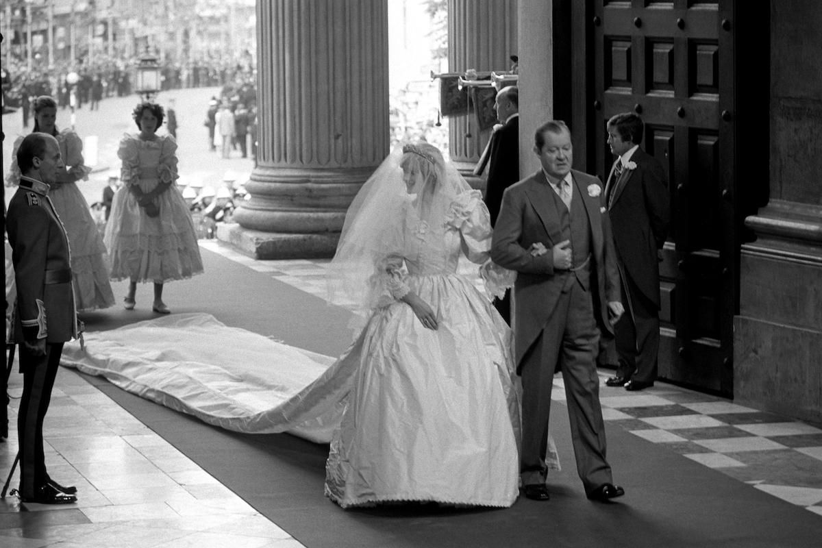Prava zgodba za dramo ikonične poročne obleke princese Diane
