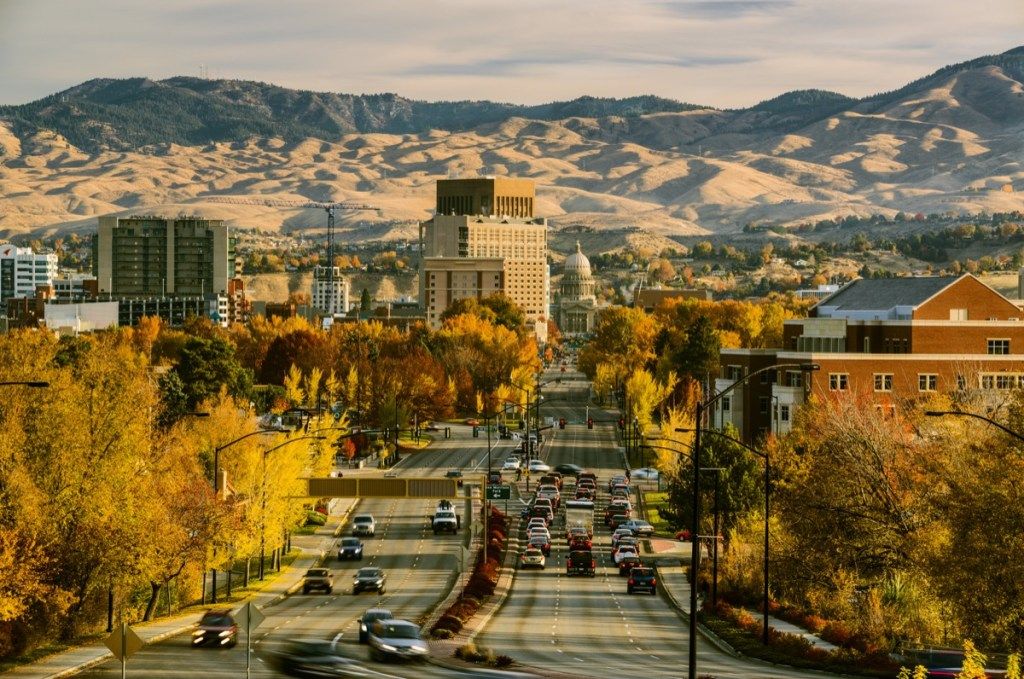 Изглед към центъра на Бойсе и Капитолия в Айдахо в хубава есенна сутрин, както се вижда от бул. Капитол, Бойсе, Айдахо, САЩ