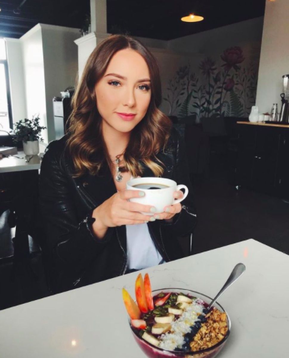 Hailie Jade 커피 숍 Instagram