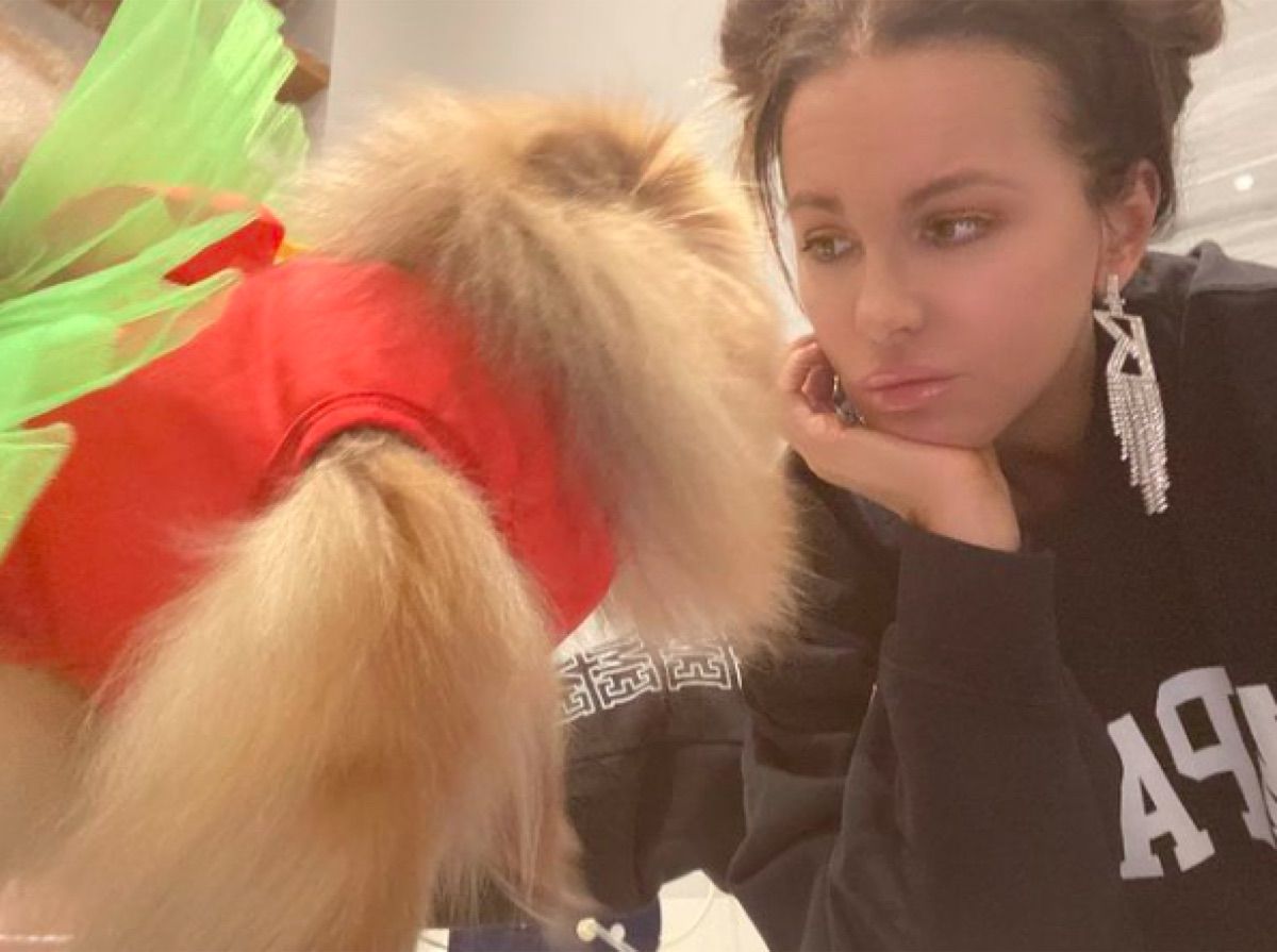 Кейт Бекинсейл позира с куче в Instagram