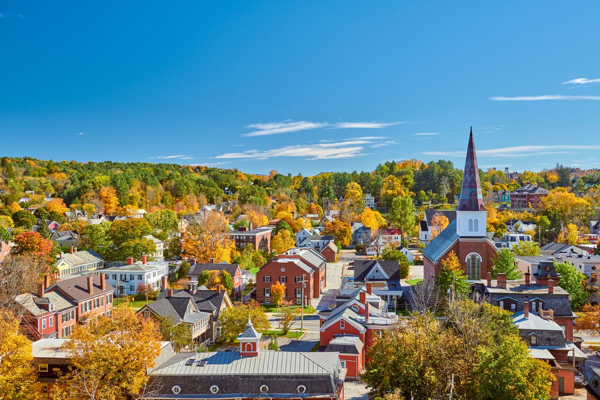 Cakrawala Montpelier, Vermont di musim gugur dengan bangunan bata dan menara gereja