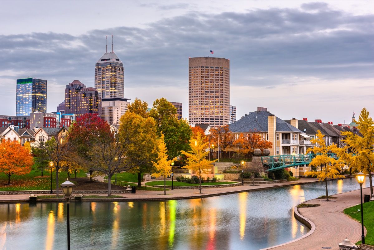 Pemandangan bandar di Indianapolis, Indiana, Amerika Syarikat di Sungai Putih pada waktu senja.