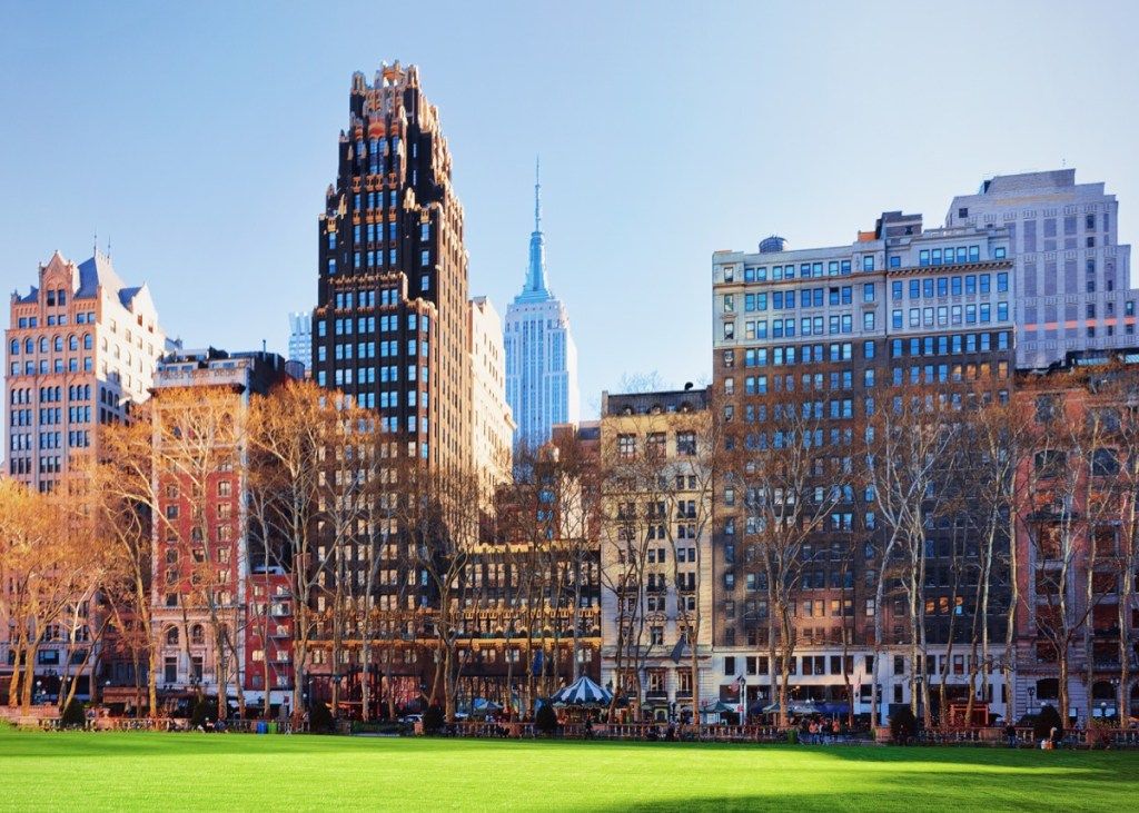 Zöld gyep és felhőkarcolók a Bryant Parkban, Manhattan belvárosában, az Egyesült Államok New York-i magántulajdonban lévő tereptárgyai
