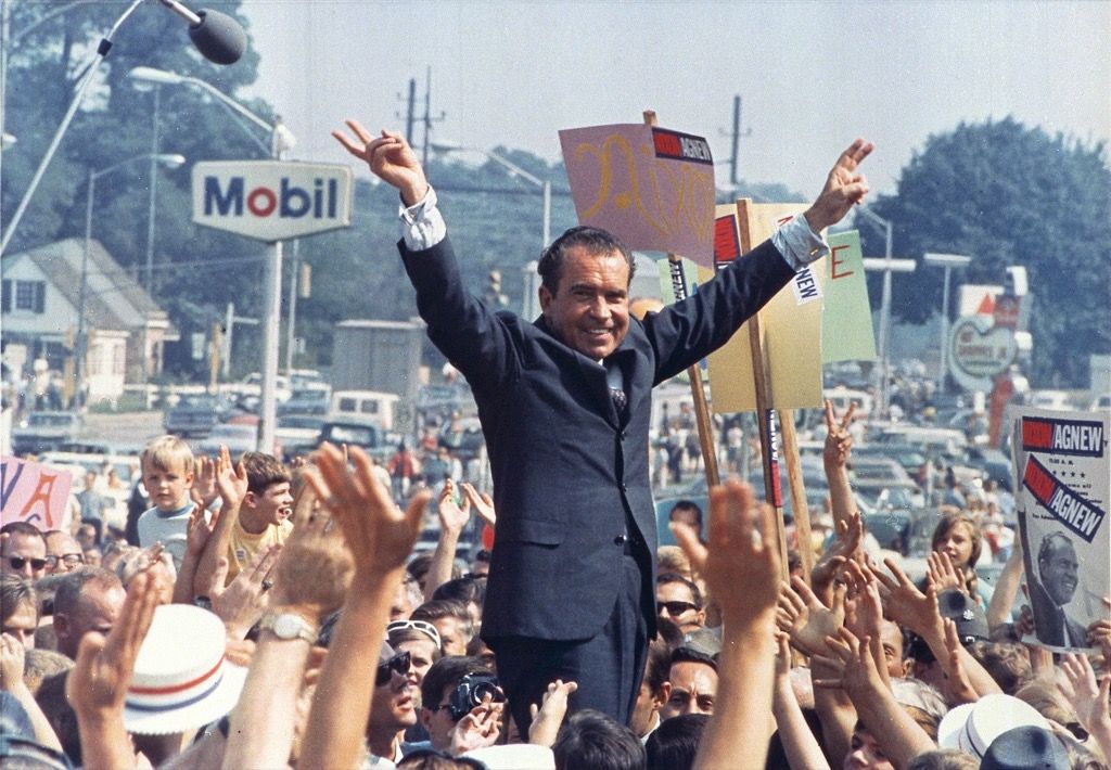 El presidente Richard Nixon se dirige a una gran multitud - mitos americanos