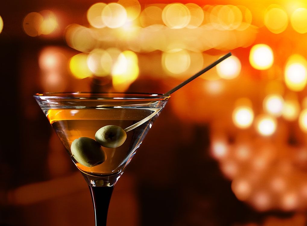 un martini clásico en un bar bien iluminado