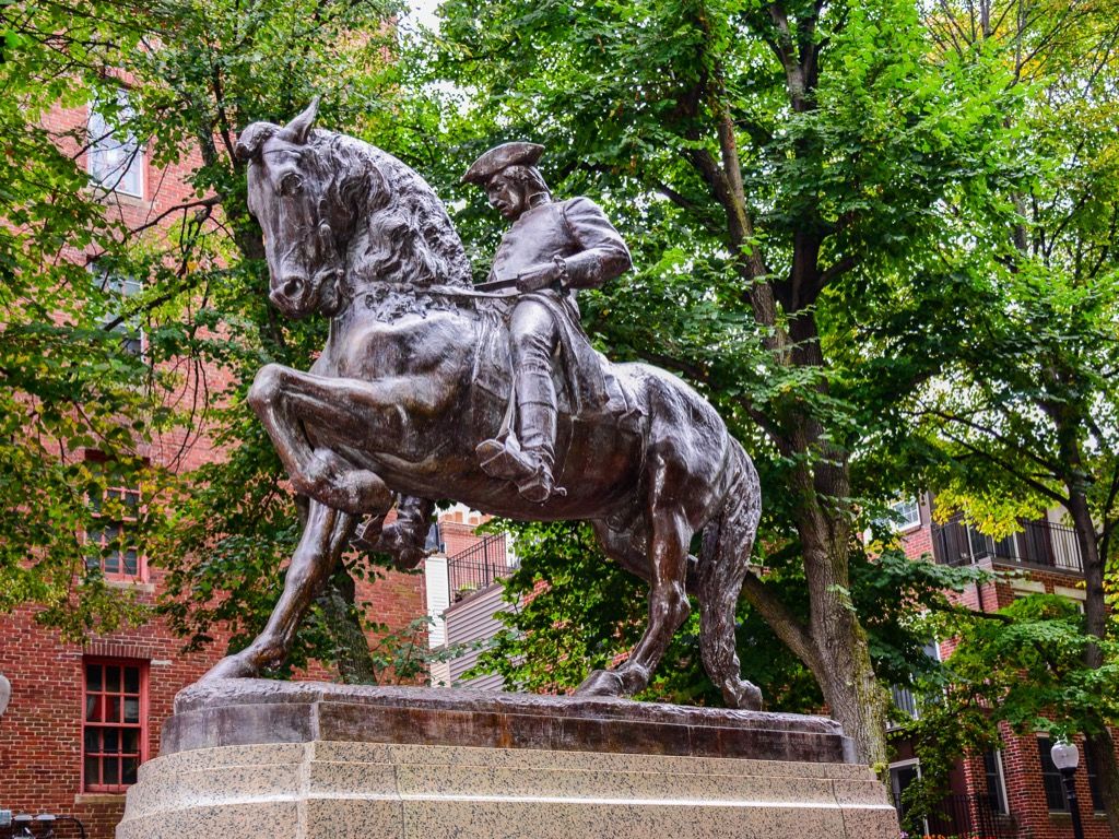 una estatua de paul revere - mitos americanos