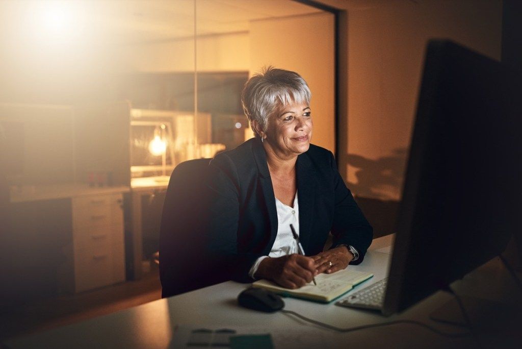 رات کے وقت اس کے دفتر کے کمپیوٹر پر بڑی عمر کی سیاہ فام عورت