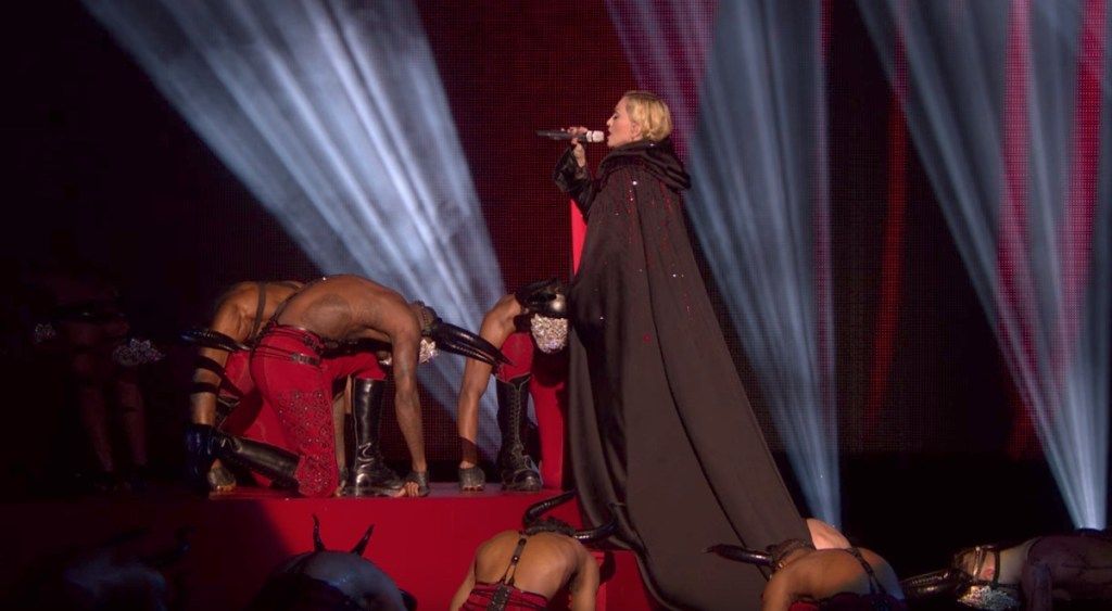 Madonna Falls på Brit Awards kjendispriser