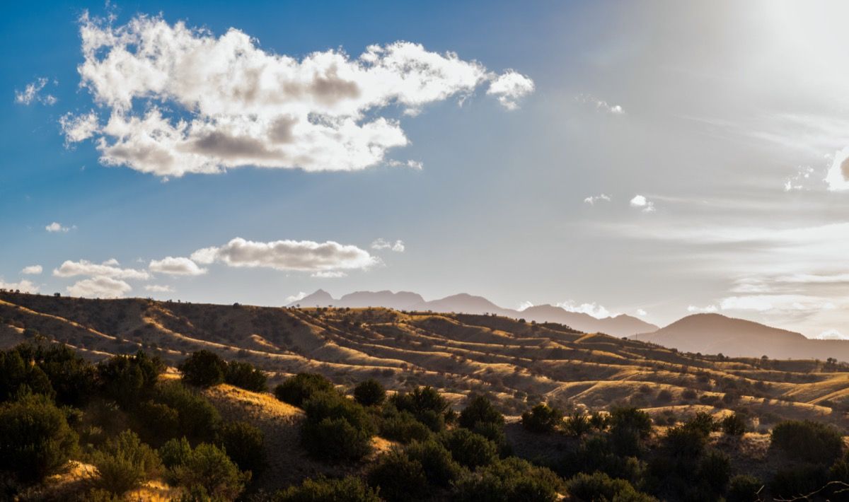 Panorāmas skats uz kalniem no Sonoita šosejas Arizonā saulrieta laikā