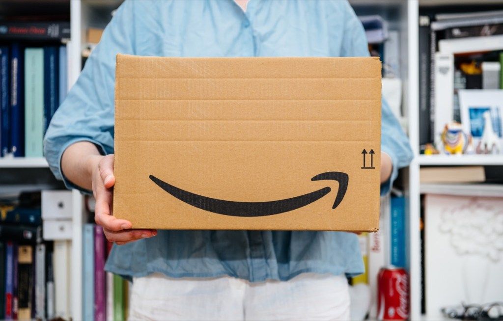 Femme tenant une boîte Amazon Prime - Amazon Black Friday offres