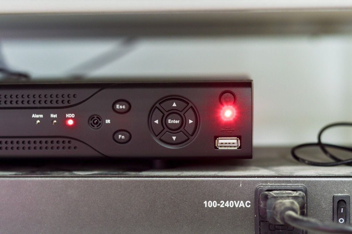 Close da caixa do DVR, mostra a gravação da luz vermelha, a vida sem tecnologia moderna