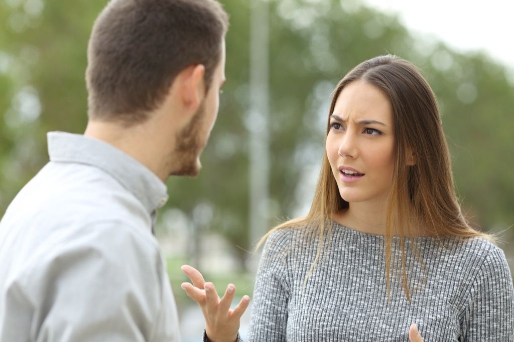 mujer enojada discutiendo con el hombre, cosas sobre las que nunca debes mentirles a los niños