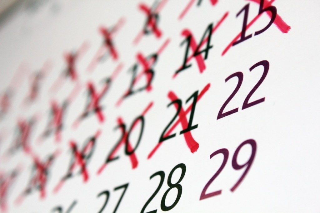 дни вычеркнуты в календаре