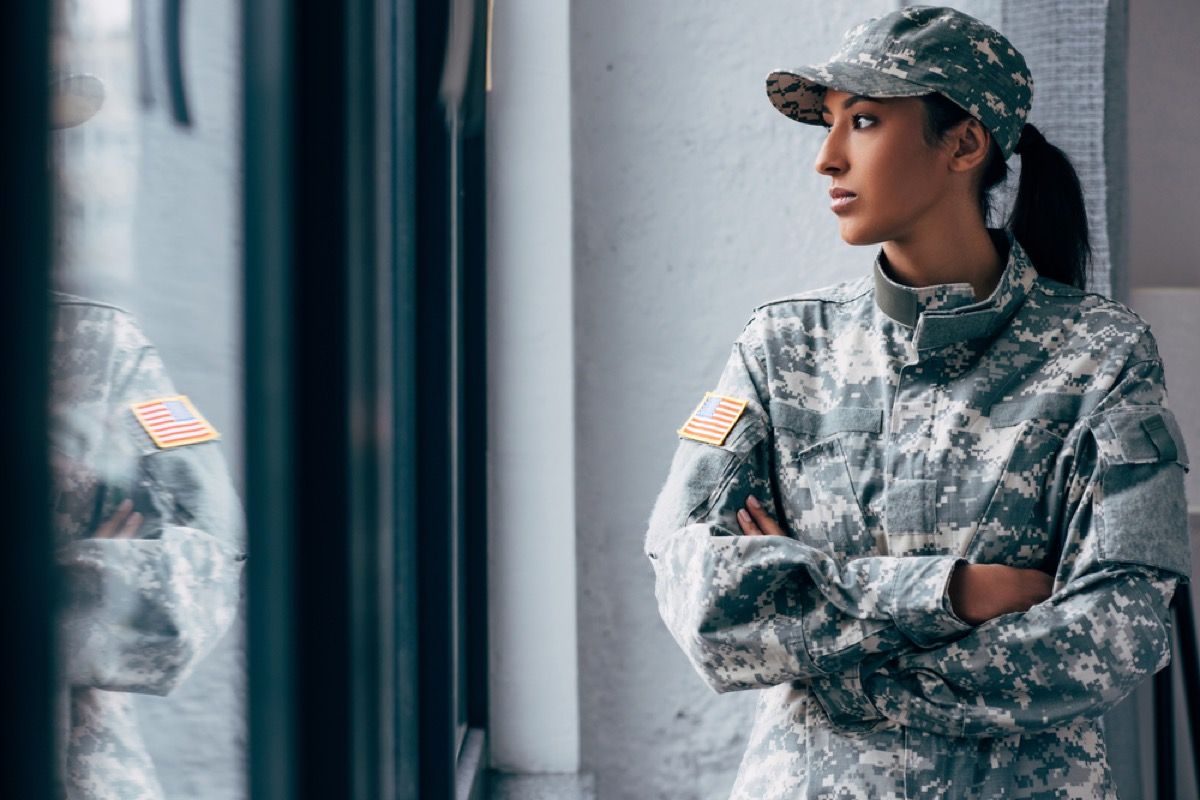 чернокожа жена в американска военна униформа