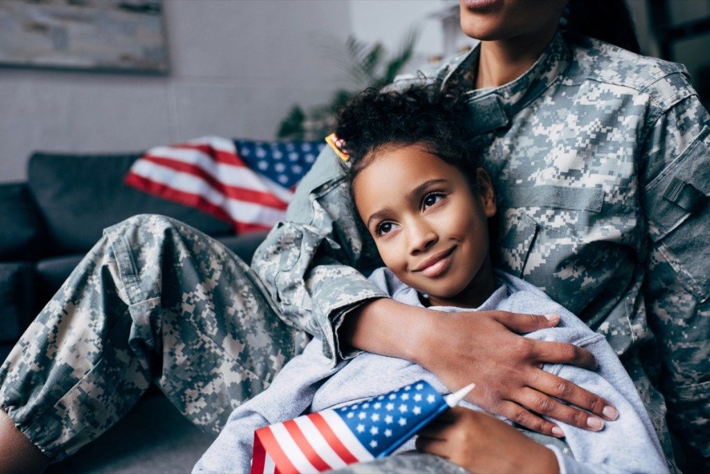mamá e hija del ejército militar