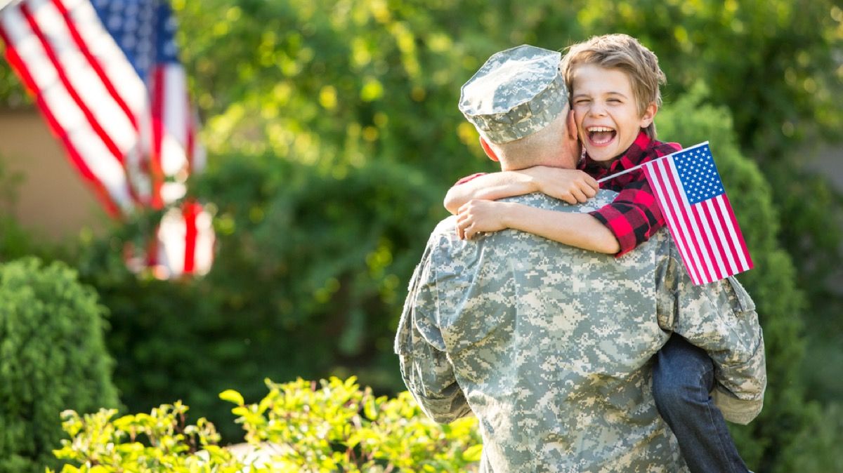genç oğlu sarılma askeri üniformalı beyaz adam