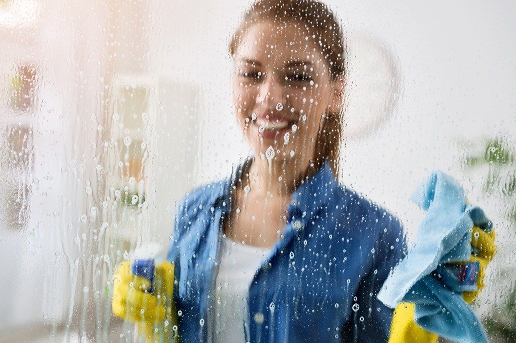 sieviete tīrīšana logs, strādājoša mamma