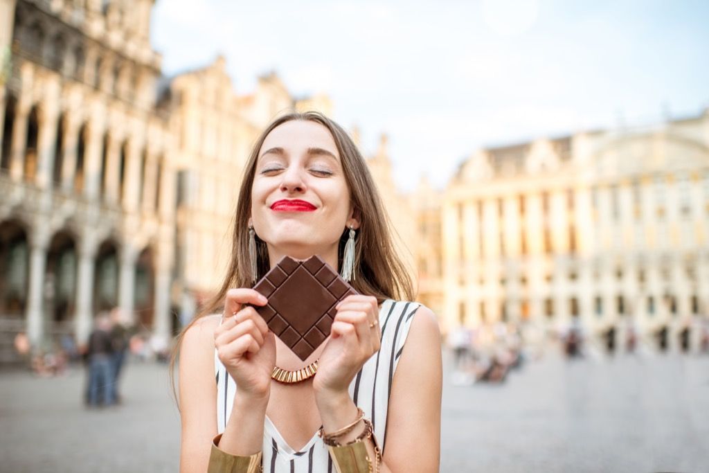 người phụ nữ ăn sô cô la đen