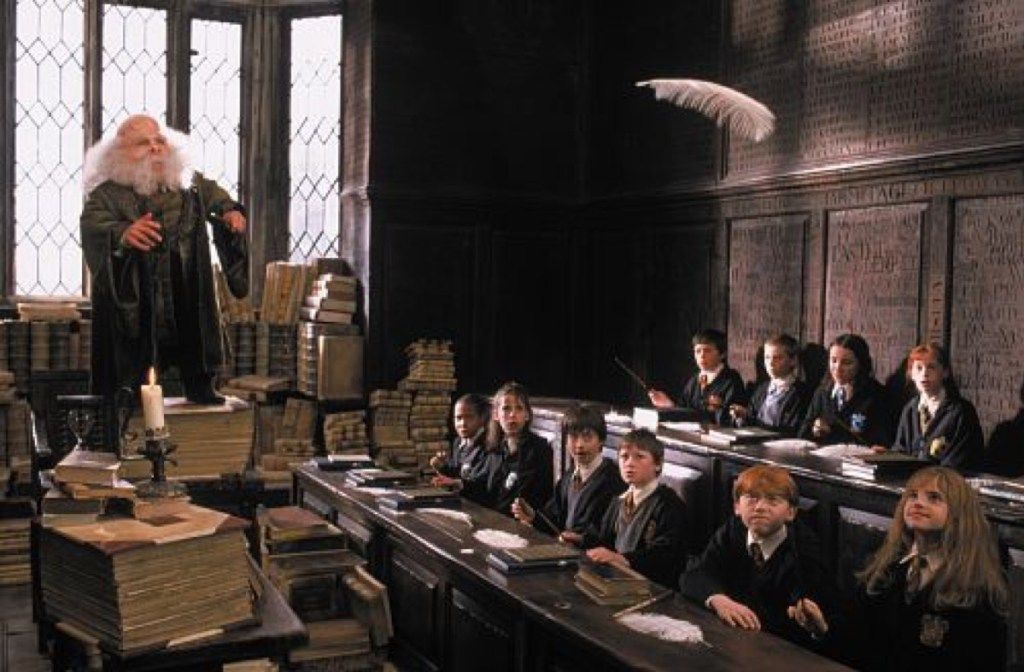 Warwick Davis, Rupert Grint, Devon Murray, Daniel Radcliffe ja Emma Watson elokuvassa Harry Potter ja velho